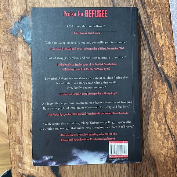 Refugee Alan Gratz paperback bestseller book - Picture 3 of 3